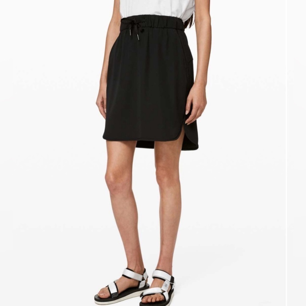 Lululemon On The Fly Skirt Woven in Black